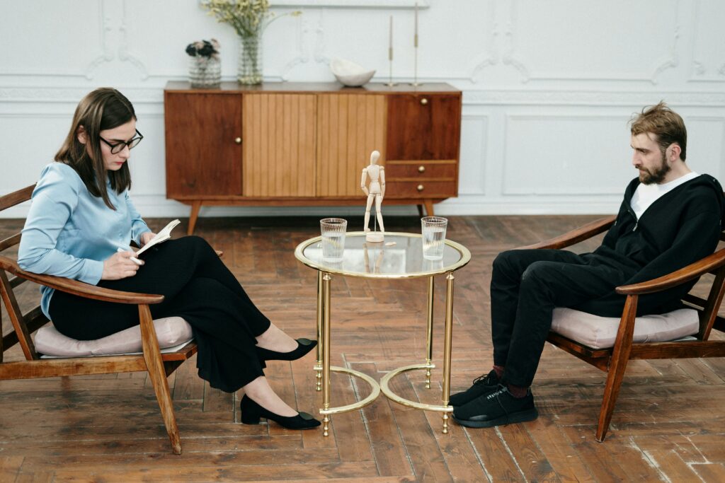 Psychothérapeute et un patient dans une salle de consultation.